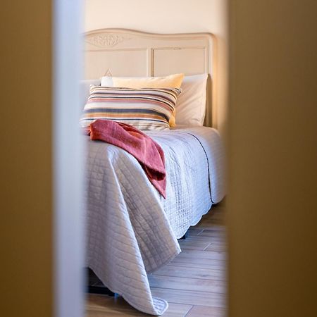 B&B Tra I Laghi Casale Corte Cerro Bagian luar foto