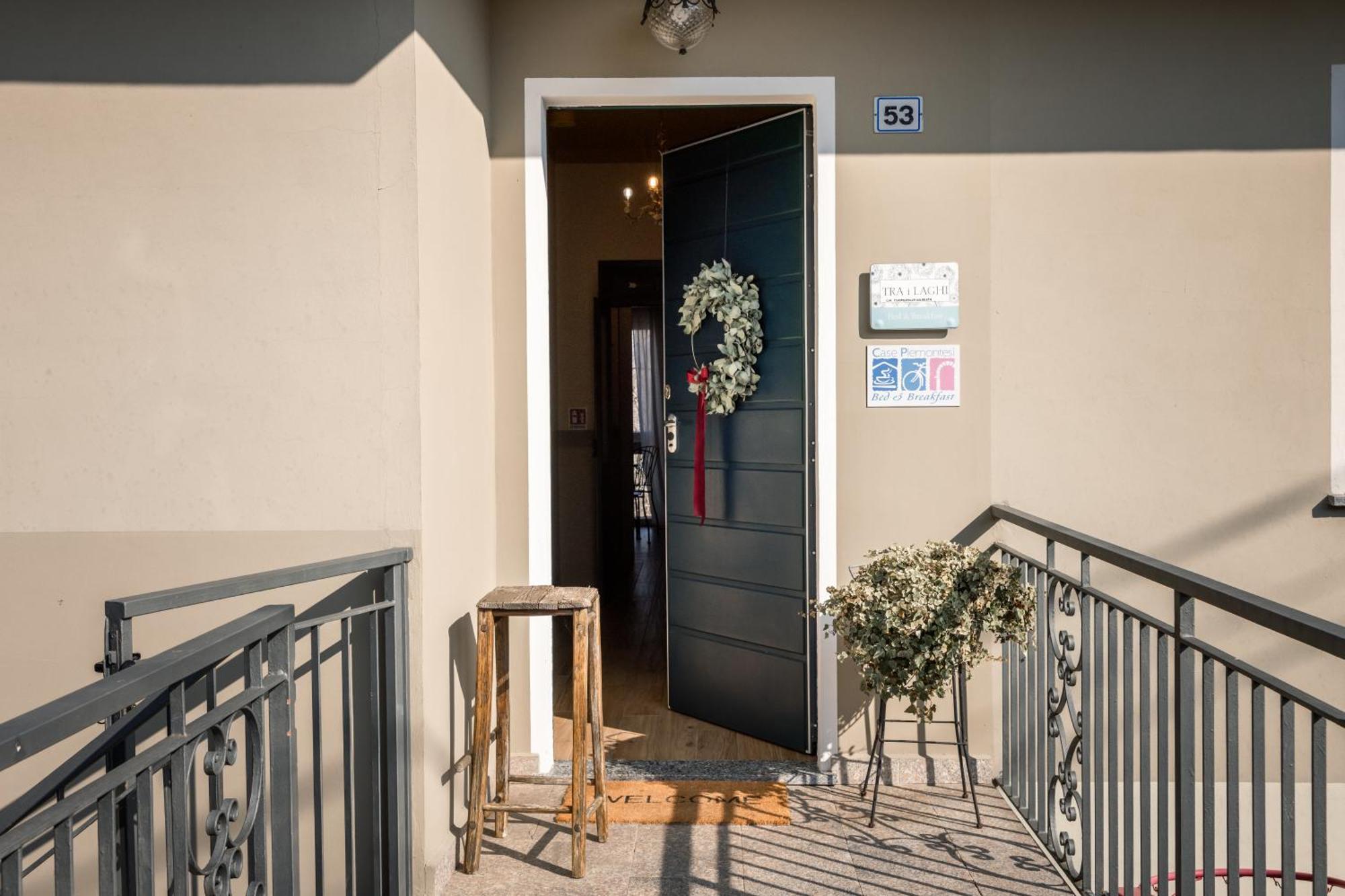 B&B Tra I Laghi Casale Corte Cerro Bagian luar foto